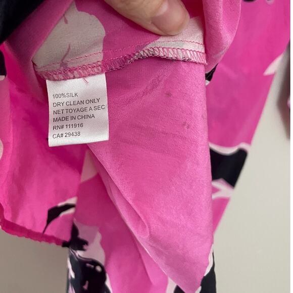 Anthropologie‎ Yumi Kim Pink Modern Barbie 100% Silk Floral Smocked Top M - Picture 8 of 8